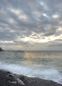 夜间的海海滩卵石风景场景液体边缘海岸线海浪薄雾天空图片