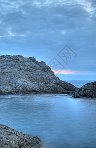 夜间的海海浪风景海岸线天空岩石卵石地平线巨石场景风暴图片