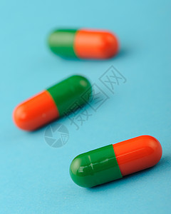蓝色背景上设置胶囊药品科学药店白色宏观维生素团体工作室药物药片图片