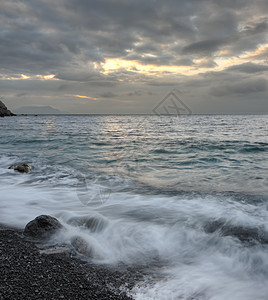 夜间的海日落地平线天空卵石石头海岸线海景阳光薄雾岩石图片