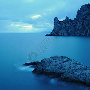 夜间的海卵石风景海景海滩海浪地平线天空液体蓝色石头图片