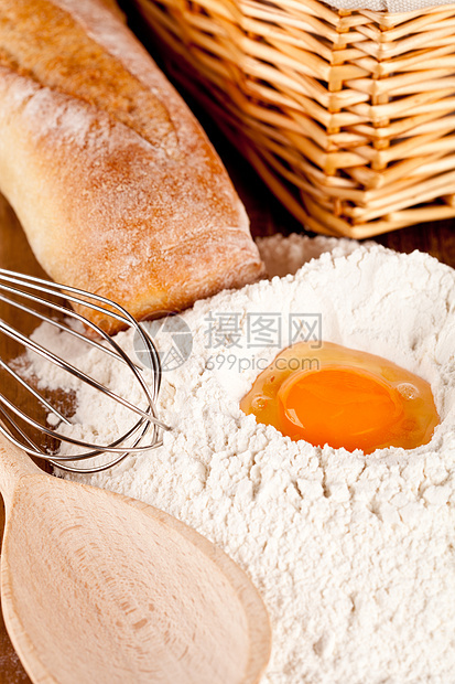 准备面额食物脆皮面包蛋黄用具耳朵勺子玉米木头黄色图片