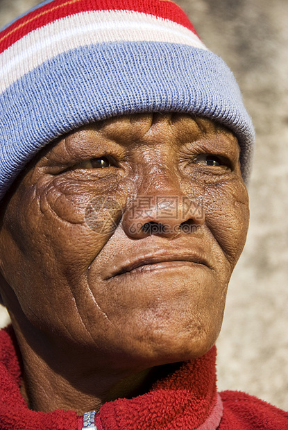 面对无名背景的非洲老妇人图片
