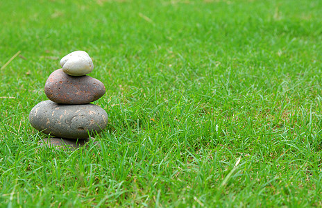 绿草上的平衡石块图片