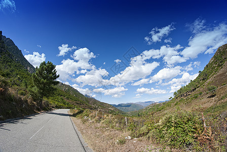 科西卡山区和山谷爬坡房子踪迹蓝色全景天空远足旅行假期女孩图片