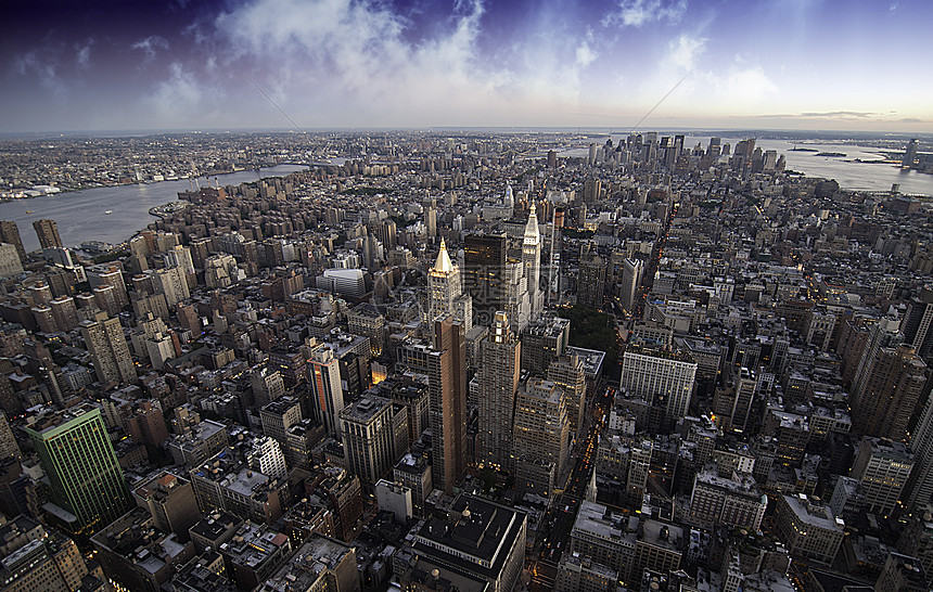 日落在纽约市的天窗上建筑学中心市中心办公室游客建筑摩天大楼公寓场景全景图片