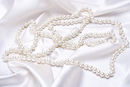 白边上的珠宝项链丝绸奢华宏观折叠礼物白色订婚纺织品宝石图片