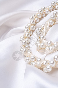 白边上的珠宝珍珠宝石订婚宏观折叠珠子纺织品庆典礼物奢华图片