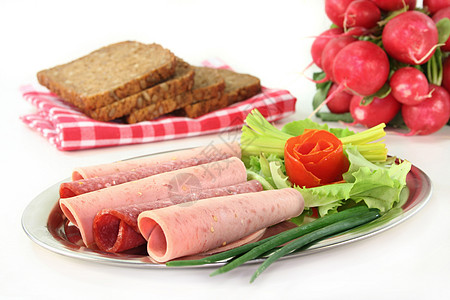 香肠三明治香肠盘子屠夫沙拉肉制品冷盘面包零食萝卜香肠盘猪肉食物背景