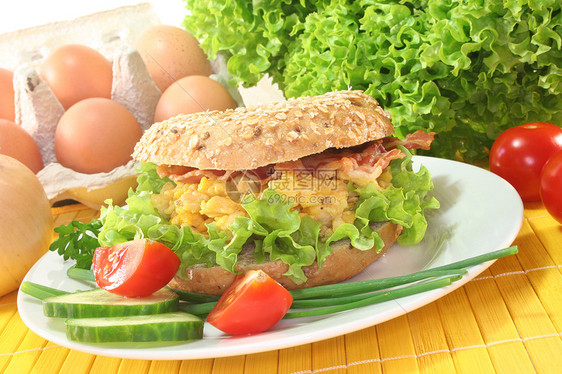 配炒鸡蛋和培根的包装圈早餐小吃种子黄瓜火腿熏肉韭菜饼干图片