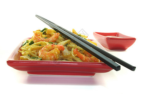 面条和亚洲大虾大葱竹笋炒菜炒面盘子蔬菜油炸香菜食物绿色绿色的高清图片素材