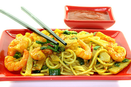 面条和亚洲大虾大葱蔬菜筷子食物油炸炒菜炒面美食炒锅香菜健康高清图片素材