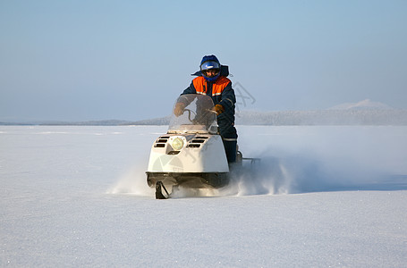 全速雪上移动勘探太阳荒野速度旅行极地气候孤独游客驾驶图片
