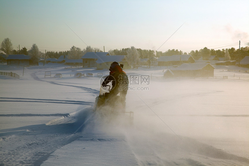 全速雪上移动速度粉雪游客蓝色男士休闲旅行气候场景孤独图片
