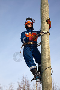 电工在一杆上腰带男人工具损害天空服务线工头盔力量技术图片