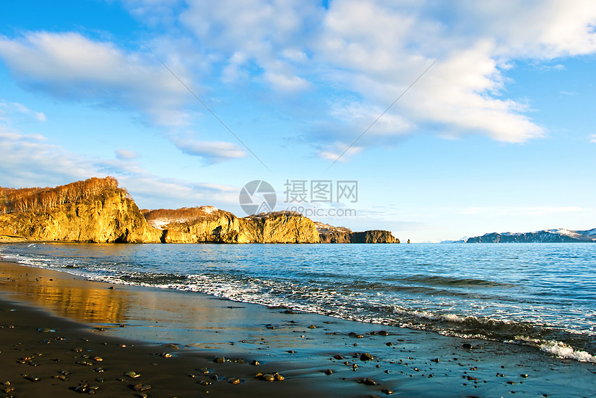 海湾大海旅行者旅行旅游山脉岩石海岸线地理背景季节图片