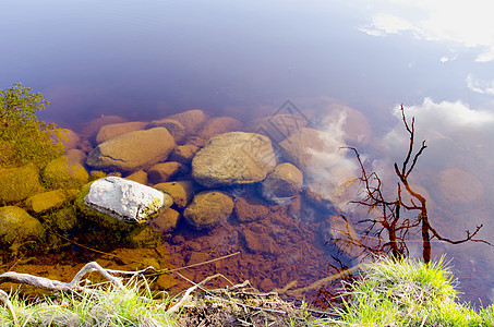 泉湖水中的石头图片