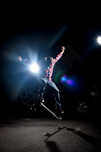 冷酷滑板机员 Guy爆炸运动员伙计技巧聚光灯跳跃溜冰者滑冰演员孩子图片