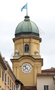 克罗地亚里耶卡的巴洛克市钟塔图片