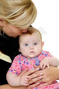 母亲在亲吻宝宝成人快乐压痛感情喜悦孩子儿童童年微笑情感图片