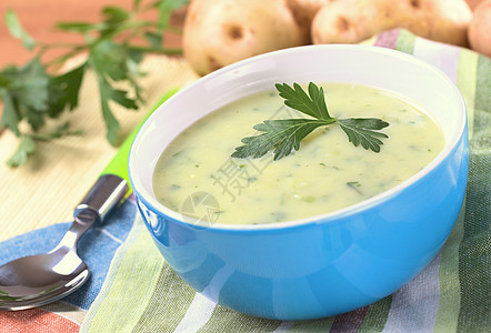 土豆汤加草药白色草本植物蓝色绿色午餐营养叶子蔬菜照片香菜图片
