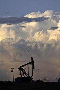 油泵插车后面的气雾云层钻机旅行乡村风景积雨风暴石油风光图片