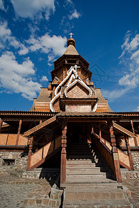 俄罗斯木木教堂木头建筑学历史门廊白色天空黄色寺庙国家蓝色图片