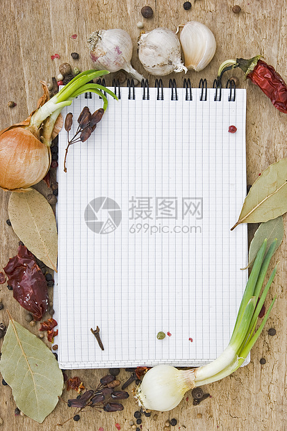用笔记本写配香料的食谱辣椒蔬菜菜单调味品洋葱胡椒粒美食厨房丁香胡椒图片