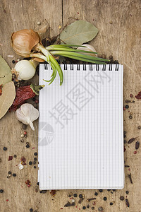 用笔记本写配香料的食谱胡椒蔬菜食物味道叶子厨房辣椒丁香美食洋葱图片