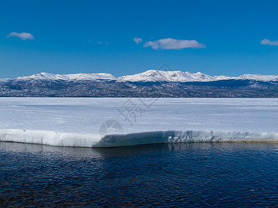 加拿大育空州拉贝格湖冰冻的雪山自由蓝色边缘全景天气旅行领土地区顶峰破冰图片