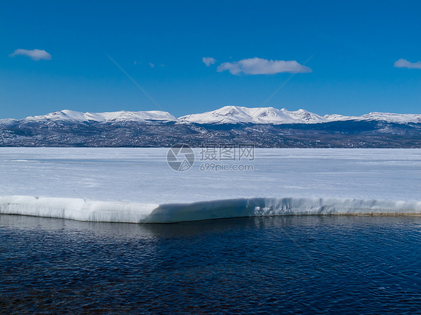 加拿大育空州拉贝格湖冰冻的雪山自由蓝色边缘全景天气旅行领土地区顶峰破冰图片