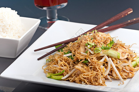 泰式捞面油炸豆芽食物美食热带烹饪草药筷子午餐盘子图片