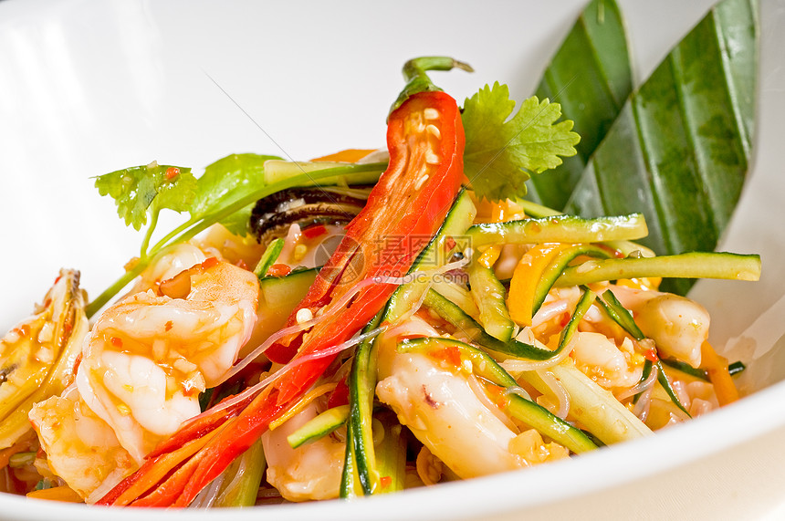 新鲜海鲜泰式沙拉午餐食物烧烤洋葱盘子香菜辣椒美食宏观草药图片