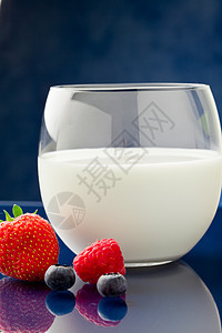 果浆牛奶酒吧桌子玻璃乳制品浆果覆盆子美食饮料反射瓶子图片