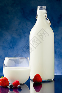 果浆牛奶液体浆果乳糖饮料乳制品瓶子蓝色桌子奶油覆盆子图片