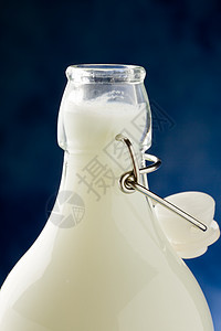 牛奶瓶酒吧液体奶油桌子奶油状美食乳制品饮料玻璃白色图片