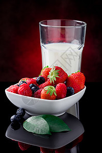 牛奶和浆果奶油状柜台反射白色水果红色饮料玻璃液体美食图片