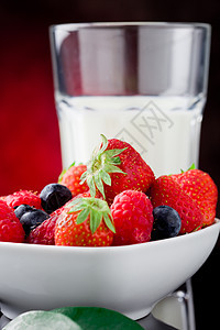 牛奶和浆果森林玻璃红色奶油柜台桌子白色液体饮料水果图片