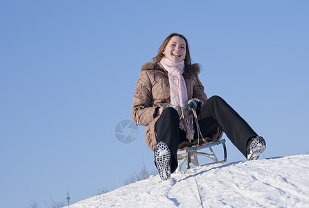 少女从山上滑雪下雪女性雪橇帽子姐妹享受幸福活动童年乐趣图片