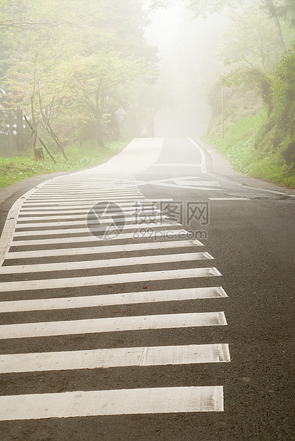 路上的迷雾车道风景国家路线孤独途径踪迹穿越薄雾曲线图片