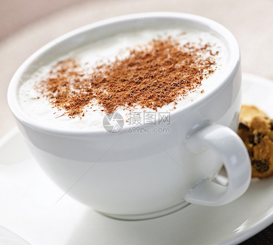卡布奇诺咖啡或拿铁咖啡可可拿铁白色棕色牛奶起泡食物飞碟杯子泡沫状图片