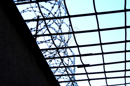 从监狱走廊用刺铁丝网连接图片