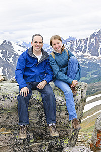 父亲和女儿在山中远景青少年旅行女性男人家庭成人男性假期休息图片