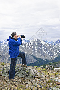 山中摄影师成人单反假期摄影荒野首脑相机远足远景男人图片