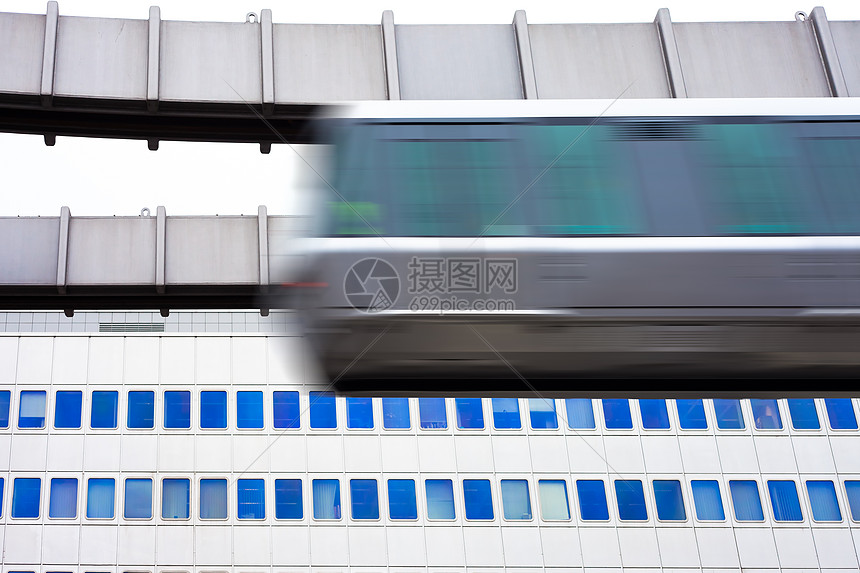 空中火车在办公大楼前快速通过列车中心运动基础设施光束导轨景观建筑轻轨城市图片