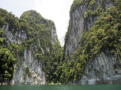 泰国云 天 山 船和拉特恰帕大坝水面水平山脉天空场景反射图片