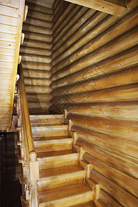 木房中的棕色木制楼梯房子奢华窗户装饰地面入口脚步柱子大厦曲线图片