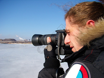 人类在冬天拍摄冰冻的海水天空太阳气候裂缝蓝色活力冒险摄影相机男人图片