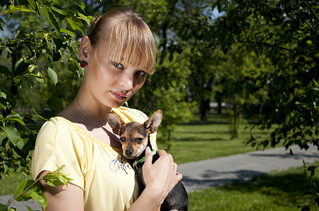 女孩和小狗的肖像青少年女性金发猎犬夫妻宠物女士蓝色训练动物图片