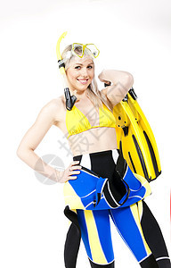 年轻女性穿戴新胸针和上下潜装饰品的肖像成人金发潜水镜潜水脚蹼浮潜装备金发女郎泳装微笑图片